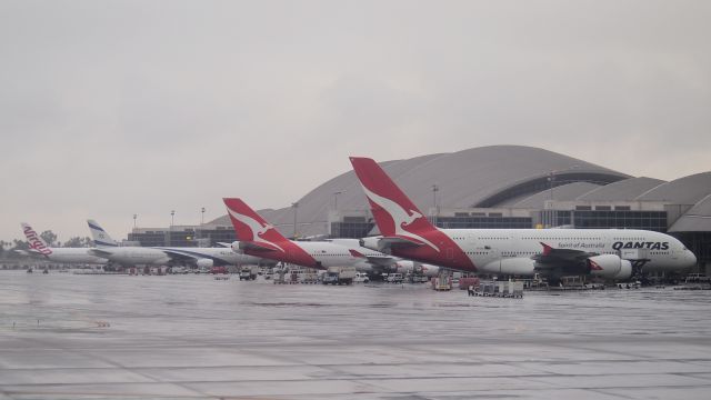 Airbus A380-800 (VH-OQI) - VHOEE (B744) right behind