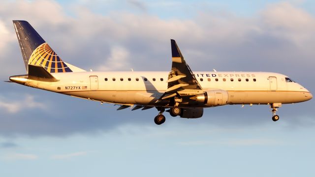Embraer 175 (N727YX) - A United Express (Rebpulic Airways operated) E175LR coming into Newark during sunset.