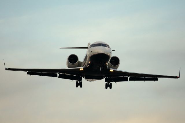 Canadair Challenger (OO-KRC) - AT 17.05 LOCAL.