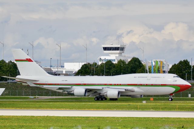 Boeing 747-400 (A4OOMN)