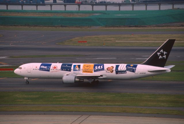 BOEING 767-300 (JA8290) - Taxing at Tokyo-Haneda Intl Airport on 2001/10/30 " Star Alliance c/s "