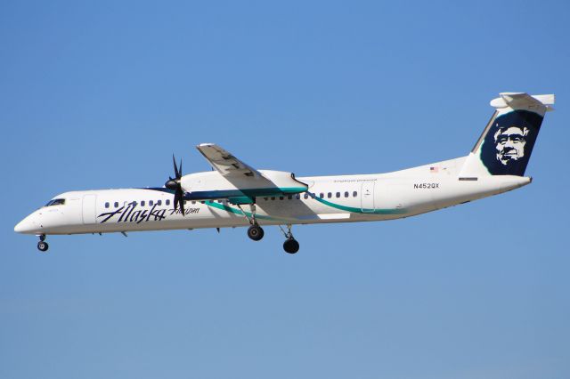 de Havilland Dash 8-400 (N452QX)