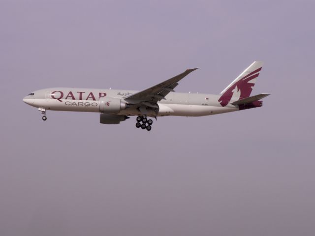 Boeing 777-200 (A7-BFA) - B777-FDZ A7-BFA der Qatar Cargo setzt zur Landung in FRA an. Foto vom 12.03.2011.