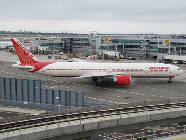 BOEING 777-300 (VT-ALS)