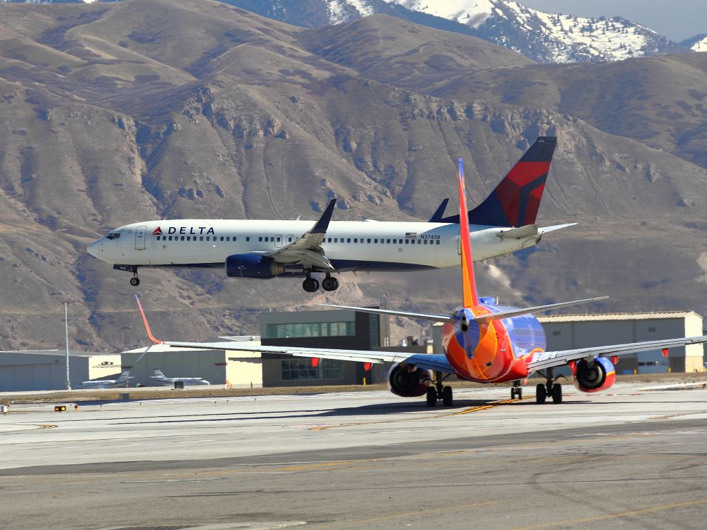 Boeing 737-800 (N3745B)