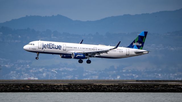 Airbus A321 (N980JT) - jetBlue A321 seconds from touchdown at KSFO as it flares over RWY28L on a cool, overcast morning.