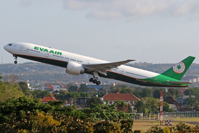 BOEING 777-300 (B-16729)
