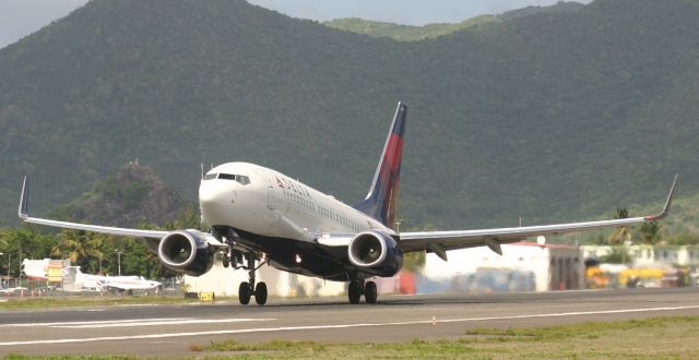 Boeing 737-700 (N301DQ)