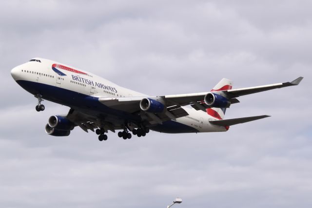 Boeing 747-400 (G-BNLW)