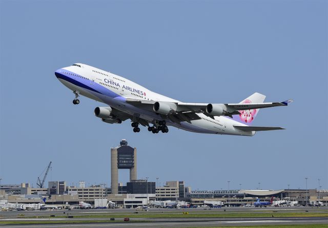 Boeing 747-400 (B-18208)