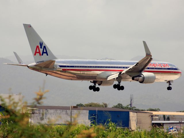 BOEING 767-300 (N387AM)