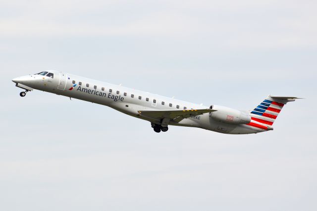 Embraer ERJ-145 (N686AE)