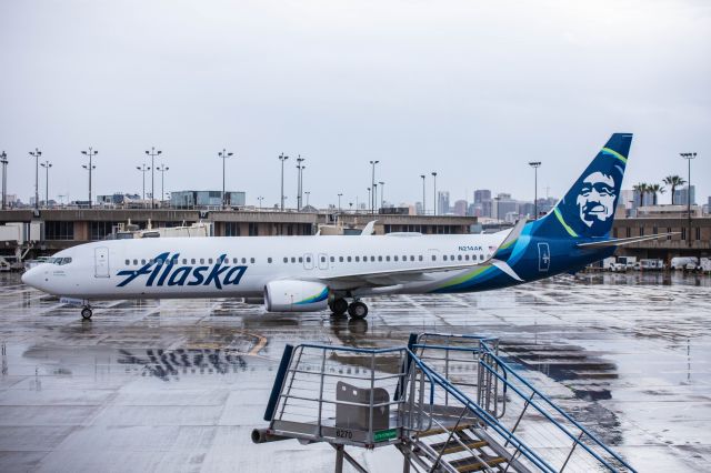 Boeing 737-900 (N214AK)