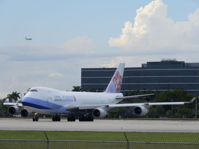 Boeing 747-400 (B-18723)
