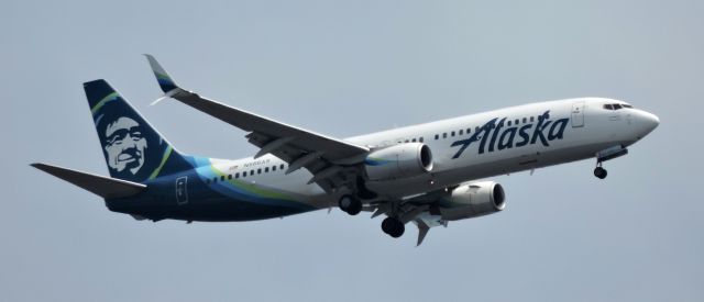 Boeing 737-800 (N566AS) - A minute till landing, spring 2019.