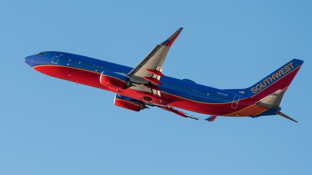 Boeing 737-800 (N8308K) - N8308K br /B738 CN:36682 br /SWA396  FLL-PHX br /2017-04-07 KFLL RWY 28Rbr /Photo:Rafael Zorrilla