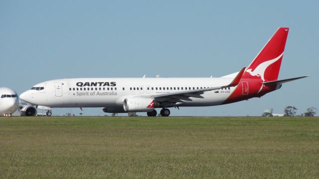 Boeing 737-700 (VH-VXE) - B737-838 Next Gen QF624 MEL-BNE Tue 4 Sep 2012 Melbourne Tullamarine - RWY 34. On the way.