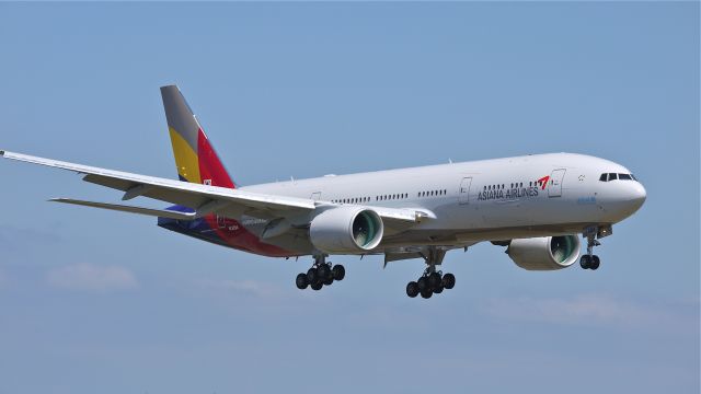 Boeing 777-200 (HL8284) - BOE587 on final approach to Rwy 16R to complete its second flight test on 7.18.13. (cn 40199 / LN: 1117).