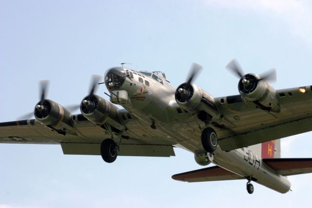 Boeing B-17 Flying Fortress (N5017N) - EAAs Aluminum Overcast