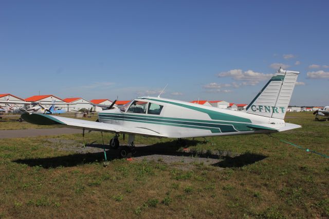 EXTRA EA-300 (C-FNRT) - C-FNRT Piper PA-28 stationné à laéroport de Joliette CSG3 QC. le-12-08-2018.