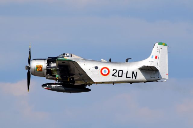 REARWIN Skyranger (F-AZHK) - Douglas AD4N Skyraider au meeting de la BA115 Orange Caritat France en 2019