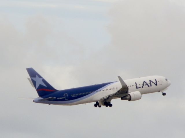 BOEING 767-300 (CC-CWY)