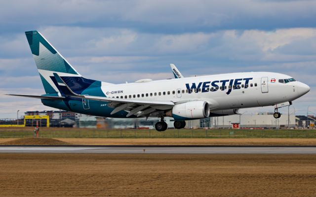 Boeing 737-700 (C-GWBN)