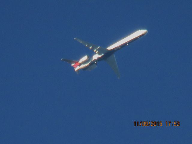 McDonnell Douglas MD-90 (N960DN)