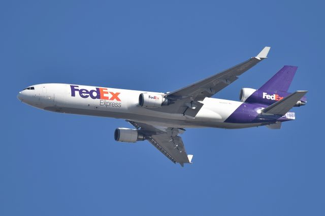 Boeing MD-11 (N586FE) - #Front Porch spotting. 12-12-23. Long final for Runway 32 