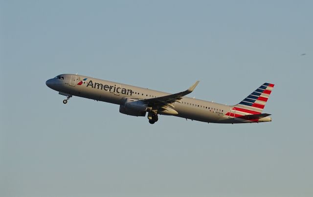 Airbus A321 (N136AN)