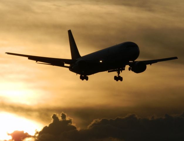 BOEING 767-300 (N396CM)