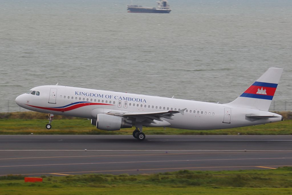 Airbus A320 (B-6738)