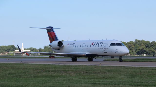 Canadair Regional Jet CRJ-200 (N8930E) - Flagship 3757 taxiing out to RW05 at Norfolk for LaGuardia.