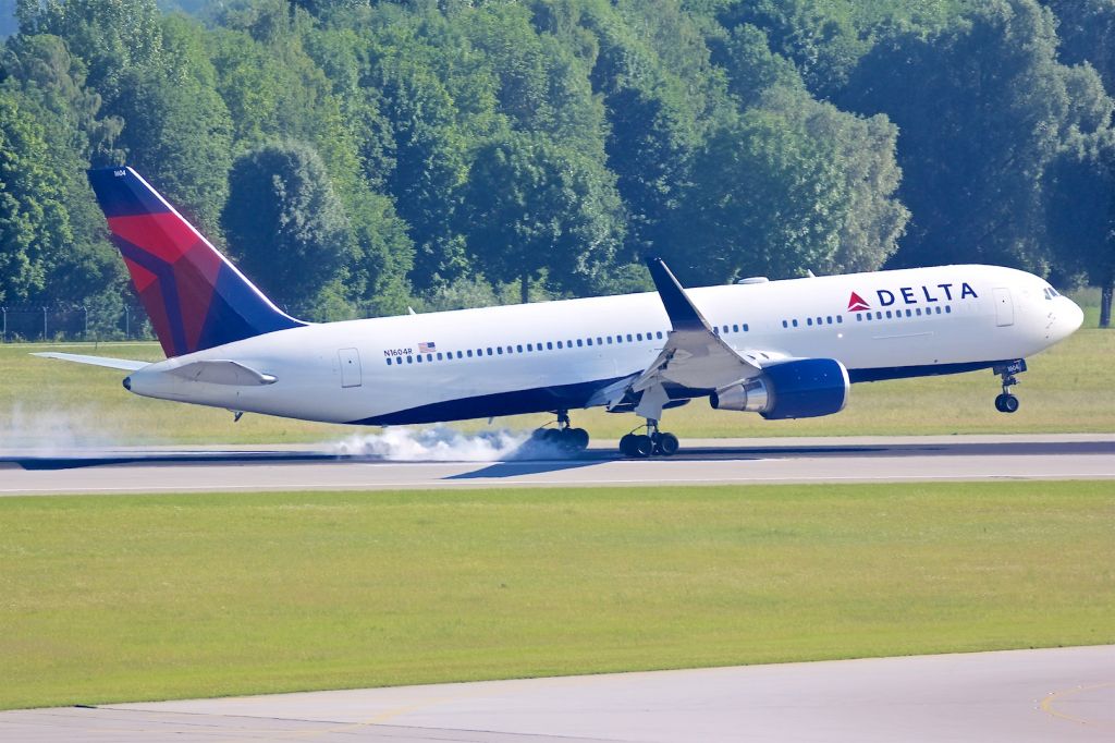 BOEING 767-300 (N1604R)