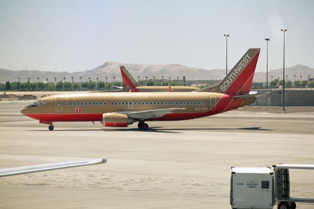 BOEING 737-300 (N657SW) - Aug-04