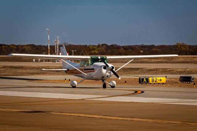 Cessna Skyhawk (N734XM)