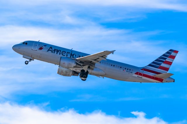 Airbus A320 (N117UW) - American Airlines A320 taking off from PHX on 11/5/22. Taken with a Canon 850D and Tamron 70-200 G2 lens.