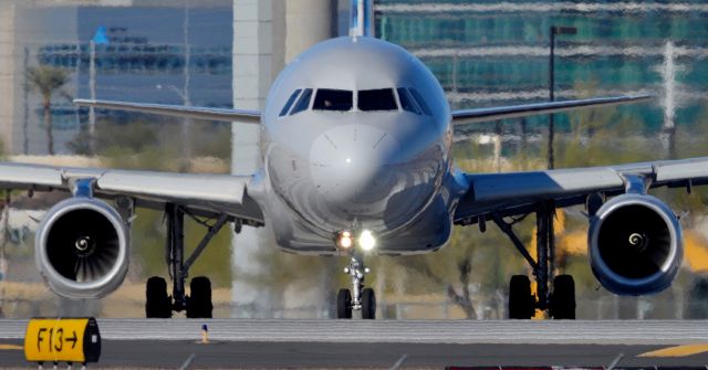 Airbus A321 (N900UW) - phoenix sky harbor international airport 06MAR22