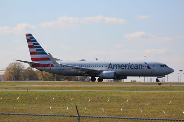 Boeing 737-800 (N813NN)