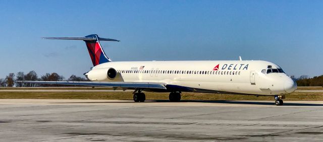 McDonnell Douglas MD-88 (N958DL) - A beautiful November day.