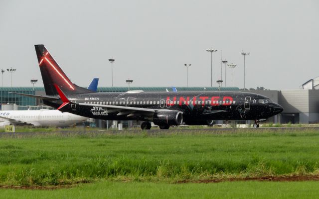 Boeing 737-800 (N36272)