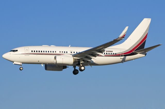 Boeing 737-700 (N129QS)