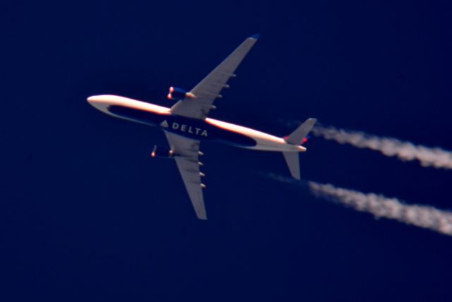 Airbus A330-300 (N870NW) - Delta 83 Airbus A-330 N807NW Paris to Alanta over Cleveland 38,000 ft. 10-17/17.