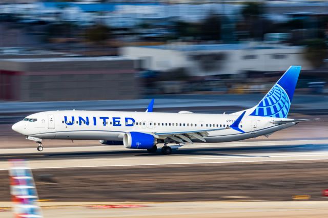 Boeing 737 MAX 9 (N77543) - A United Airlines 737 MAX 9 landing at PHX on 2/28/23. Taken with a Canon R7 and Canon EF 100-400 L ii lens.