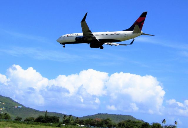 Boeing 737-800 (N3767)