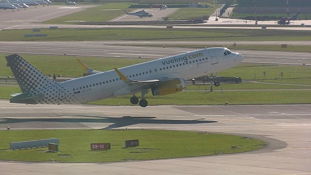 Airbus A320 (EC-LVV) - departing to Lisbon R28