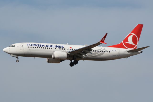 Boeing 737 MAX 8 (TC-LCT) - Kystvejen RWY22L