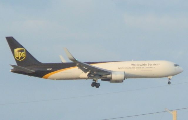 BOEING 767-300 (N327UP)