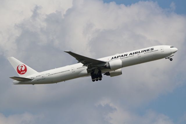 BOEING 777-300ER (JA739J)