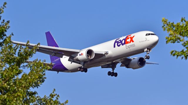 BOEING 767-300 (N175FE) - FedEx Boeing 767-300 (N175FE) arrives KRDU Rwy 23R on 7/19/2020 at 6:19 pm.